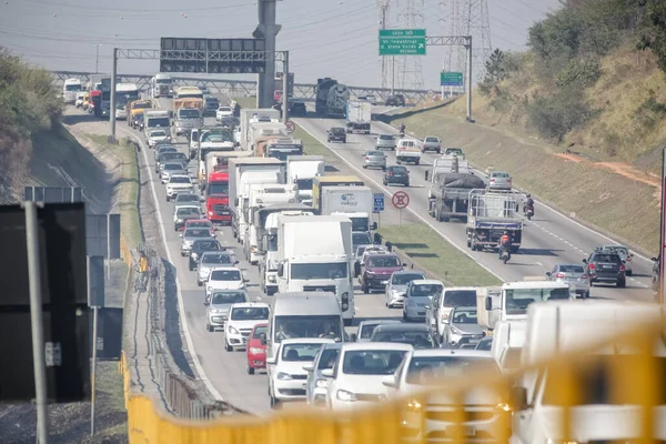 Dutra otoyolunun yanındaki yangın trafiği yavaşlatıyor, itfaiyeciler yangını söndürüyor..