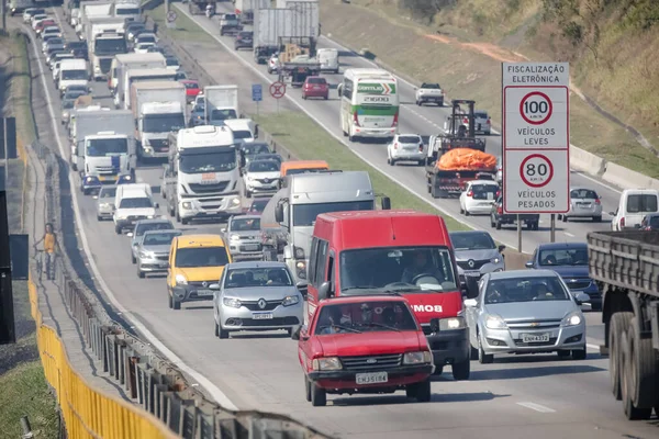 デュトラ高速道路側の火災は交通の減速を引き起こし 消防士は火災を出しました — ストック写真