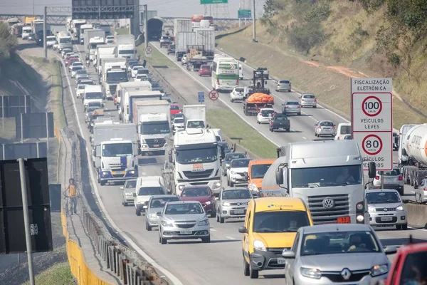 Dutra otoyolunun yanındaki yangın trafiği yavaşlatıyor, itfaiyeciler yangını söndürüyor..