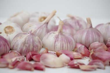 Baharat öğütücüyle masada sarımsak kafa.. 