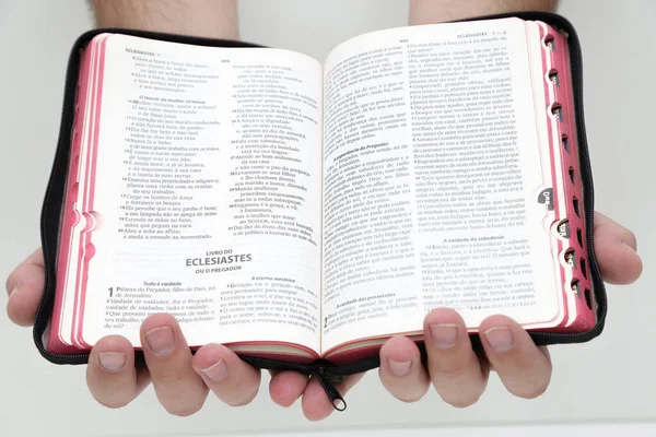 Santa Biblia Abierta Mano Siendo Hojeada Por Gente —  Fotos de Stock