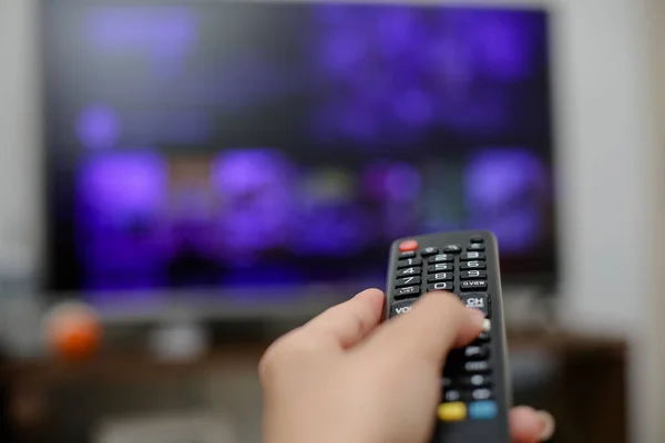 TV uzaktan kumandası açılacak ve dizileri ve filmleri izleyecek.