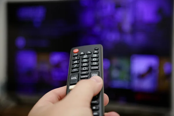 TV uzaktan kumandası açılacak ve dizileri ve filmleri izleyecek.