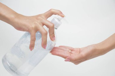 Kendini kovid19 'dan korumak için eline alkol jeli sürdün..