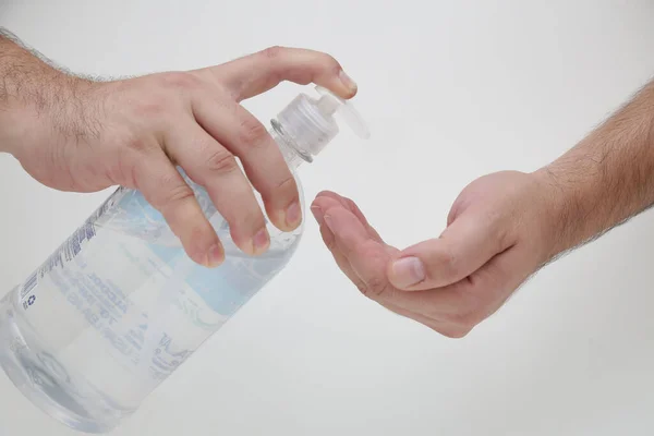 Verabreichung Von Alkohol Gel Auf Der Hand Sich Vor Covid19 — Stockfoto