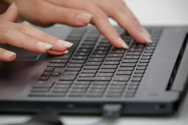 Hand Black Keyboard Computer Typing Text — Stock Photo, Image