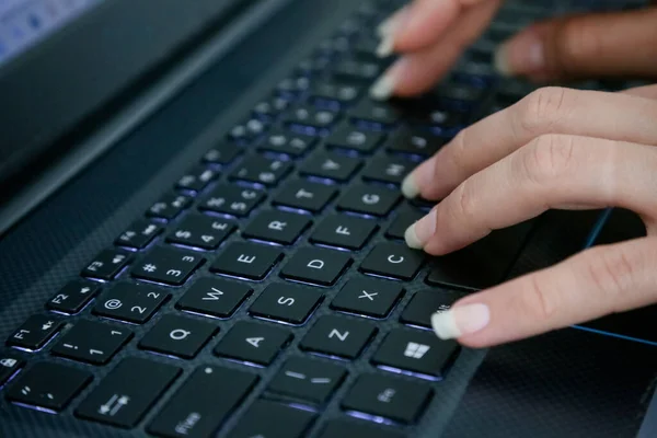 Bir Bilgisayar Yazma Metninin Siyah Klavyesinde — Stok fotoğraf