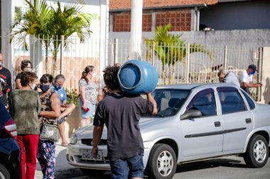 El arabası ve silindirli düşük gelirli insanlara gaz dağıtımı.