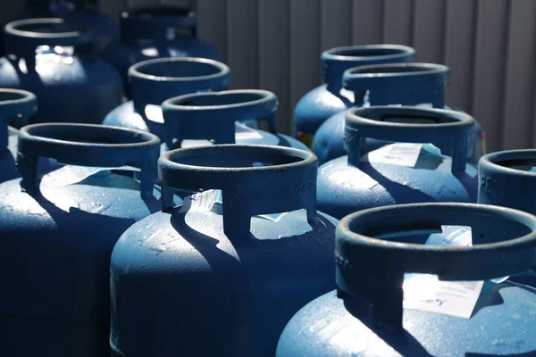 El arabası ve silindirli düşük gelirli insanlara gaz dağıtımı.