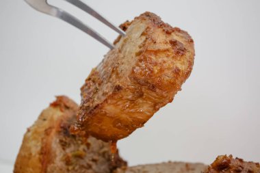 Tahtada bıçak ve çatal bıçakla pişirilmiş et dilimi..