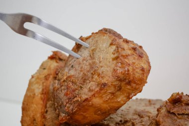 Tahtada bıçak ve çatal bıçakla pişirilmiş et dilimi..