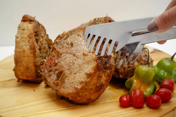 Fatia Panela Carne Cozida Tábua Madeira Com Faca Talheres — Fotografia de Stock