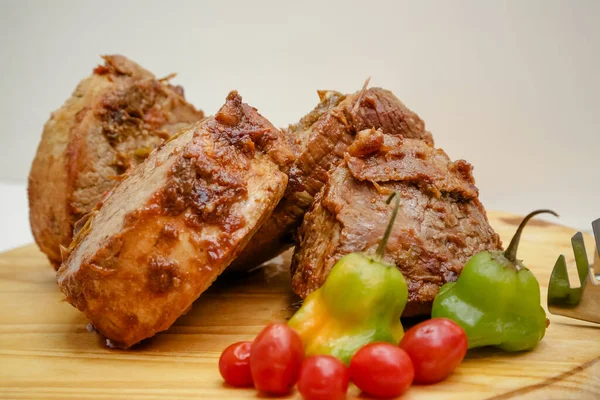 Rebanada Carne Cocida Maceta Sobre Tabla Madera Con Cuchillo Cubiertos — Foto de Stock
