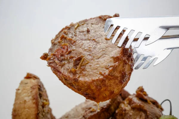 Plasterek Gotowanego Mięsa Drewnianej Desce Nożem Sztućcami — Zdjęcie stockowe