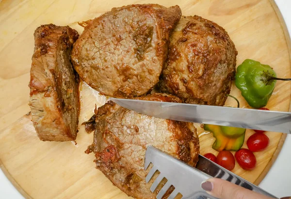 Φέτα Κατσαρόλα Μαγειρεμένο Κρέας Ξύλινη Σανίδα Μαχαίρι Και Μαχαιροπήρουνα — Φωτογραφία Αρχείου