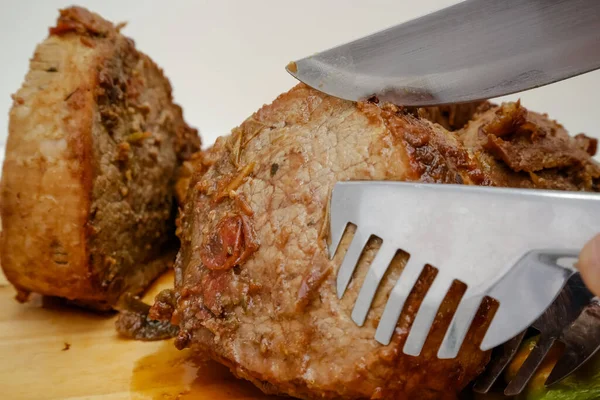 Fatia Panela Carne Cozida Tábua Madeira Com Faca Talheres — Fotografia de Stock