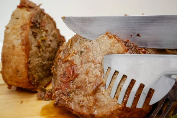 Fatia Panela Carne Cozida Tábua Madeira Com Faca Talheres — Fotografia de Stock