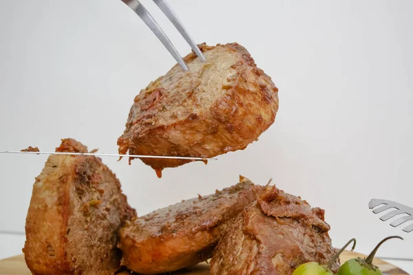 鍋のスライスナイフと刃物で板に肉を調理 — ストック写真