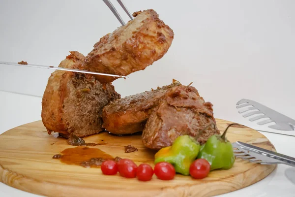 Fatia Panela Carne Cozida Tábua Madeira Com Faca Talheres — Fotografia de Stock