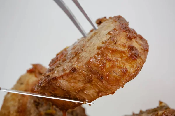 鍋のスライスナイフと刃物で板に肉を調理 — ストック写真