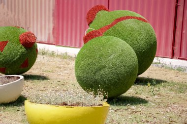 Noel Baba ile Noel süslemeleri ve bahçedeki renkli toplar..