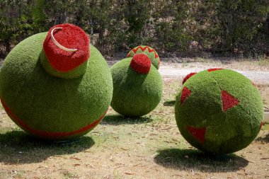 Noel Baba ile Noel süslemeleri ve bahçedeki renkli toplar..