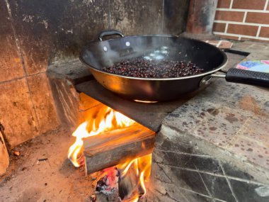 Isınan özgünlük: Geleneksel ahşap sobanın üzerinde hazırlanan ia tanecikleri, Brezilya kırsal mutfağının tat, hikaye ve köklerini kurtaran bir sahne. Duman, ateş ve gelenek bir anda.