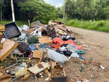 Çöplerin ve molozların yasadışı yoldan atılması doğal çevredeki yeşil alanları kirletiyor..
