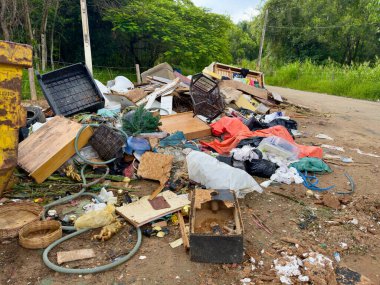 Çöplerin ve molozların yasadışı yoldan atılması doğal çevredeki yeşil alanları kirletiyor..