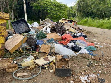 Çöplerin ve molozların yasadışı yoldan atılması doğal çevredeki yeşil alanları kirletiyor..