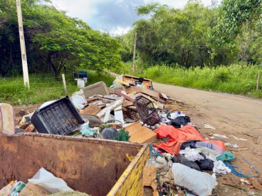 Çöplerin ve molozların yasadışı yoldan atılması doğal çevredeki yeşil alanları kirletiyor..