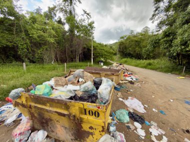 Çöplerin ve molozların yasadışı yoldan atılması doğal çevredeki yeşil alanları kirletiyor..