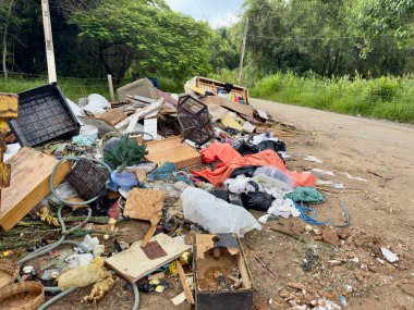 Çöplerin ve molozların yasadışı yoldan atılması doğal çevredeki yeşil alanları kirletiyor..