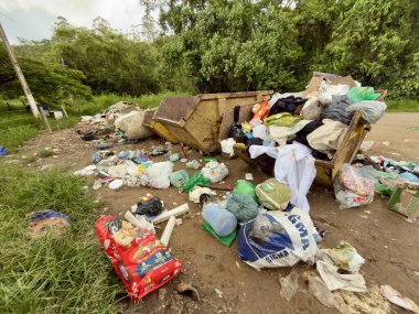 Çöplerin ve molozların yasadışı yoldan atılması doğal çevredeki yeşil alanları kirletiyor..