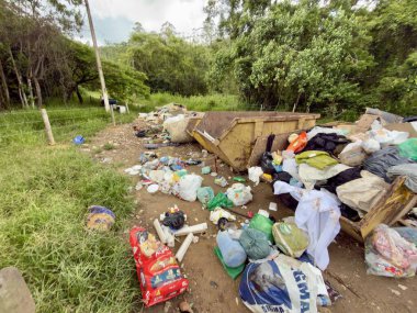 Çöplerin ve molozların yasadışı yoldan atılması doğal çevredeki yeşil alanları kirletiyor..