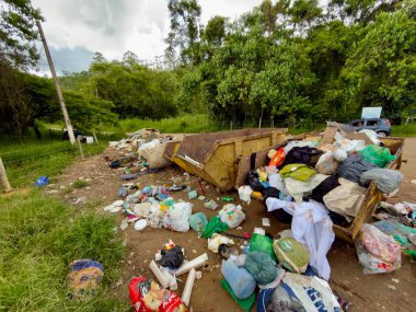 Çöplerin ve molozların yasadışı yoldan atılması doğal çevredeki yeşil alanları kirletiyor..