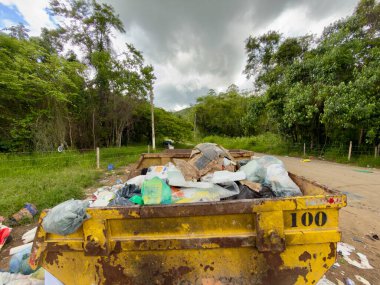 Çöplerin ve molozların yasadışı yoldan atılması doğal çevredeki yeşil alanları kirletiyor..