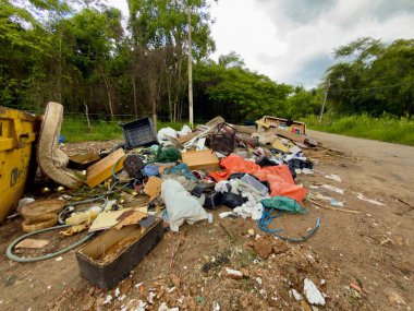 Çöplerin ve molozların yasadışı yoldan atılması doğal çevredeki yeşil alanları kirletiyor..