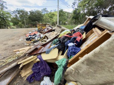 Çöplerin ve molozların yasadışı yoldan atılması doğal çevredeki yeşil alanları kirletiyor..