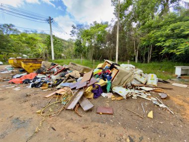 Çöplerin ve molozların yasadışı yoldan atılması doğal çevredeki yeşil alanları kirletiyor..