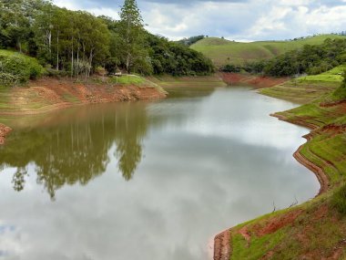 Su deposunda kuraklık, temiz suyla bulanık bir arka plan..