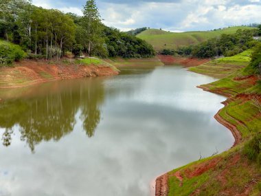 Su deposunda kuraklık, temiz suyla bulanık bir arka plan..
