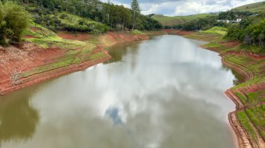 Su deposunda kuraklık, temiz suyla bulanık bir arka plan..
