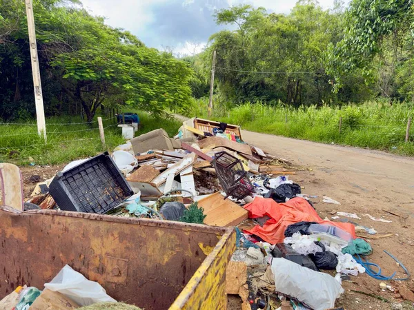 Çöplerin ve molozların yasadışı yoldan atılması doğal çevredeki yeşil alanları kirletiyor..