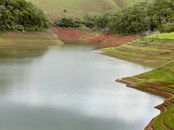 Su deposunda kuraklık, temiz suyla bulanık bir arka plan..