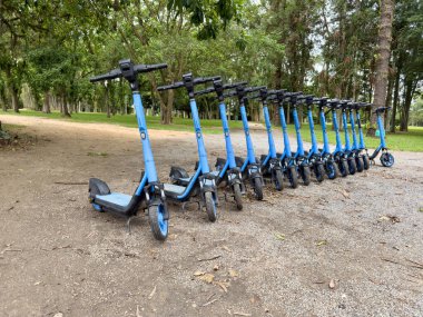 Hareketliliği, ulaşımı, lojistiği ve şehirler arasındaki bağlantıyı sembolize eden işlek bir otoyoldaki gişe. Trafik kavramı, modern altyapı, seyahat, seyahat ve ekonomik akış.