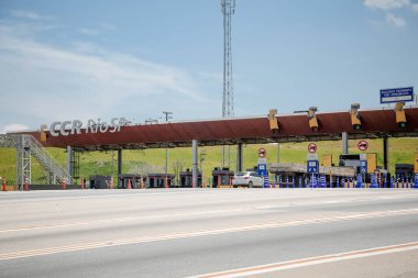 Hareketliliği, ulaşımı, lojistiği ve şehirler arasındaki bağlantıyı sembolize eden işlek bir otoyoldaki gişe. Trafik kavramı, modern altyapı, seyahat, seyahat ve ekonomik akış.