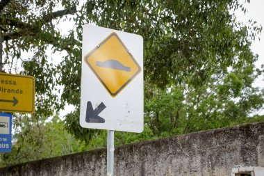Eğitimdeki bisikletçilere ilişkin trafik işareti uyarısı, yol güvenliği ve şehir ve kırsal trafikte farkındalığın altı çizildi.