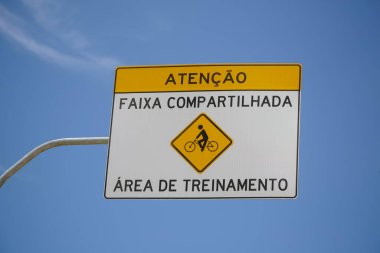 Eğitimdeki bisikletçilere ilişkin trafik işareti uyarısı, yol güvenliği ve şehir ve kırsal trafikte farkındalığın altı çizildi.