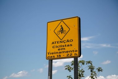 Eğitimdeki bisikletçilere ilişkin trafik işareti uyarısı, yol güvenliği ve şehir ve kırsal trafikte farkındalığın altı çizildi.